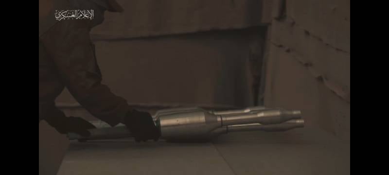 Бежит хамасовец с подарком израильскому танку оружие