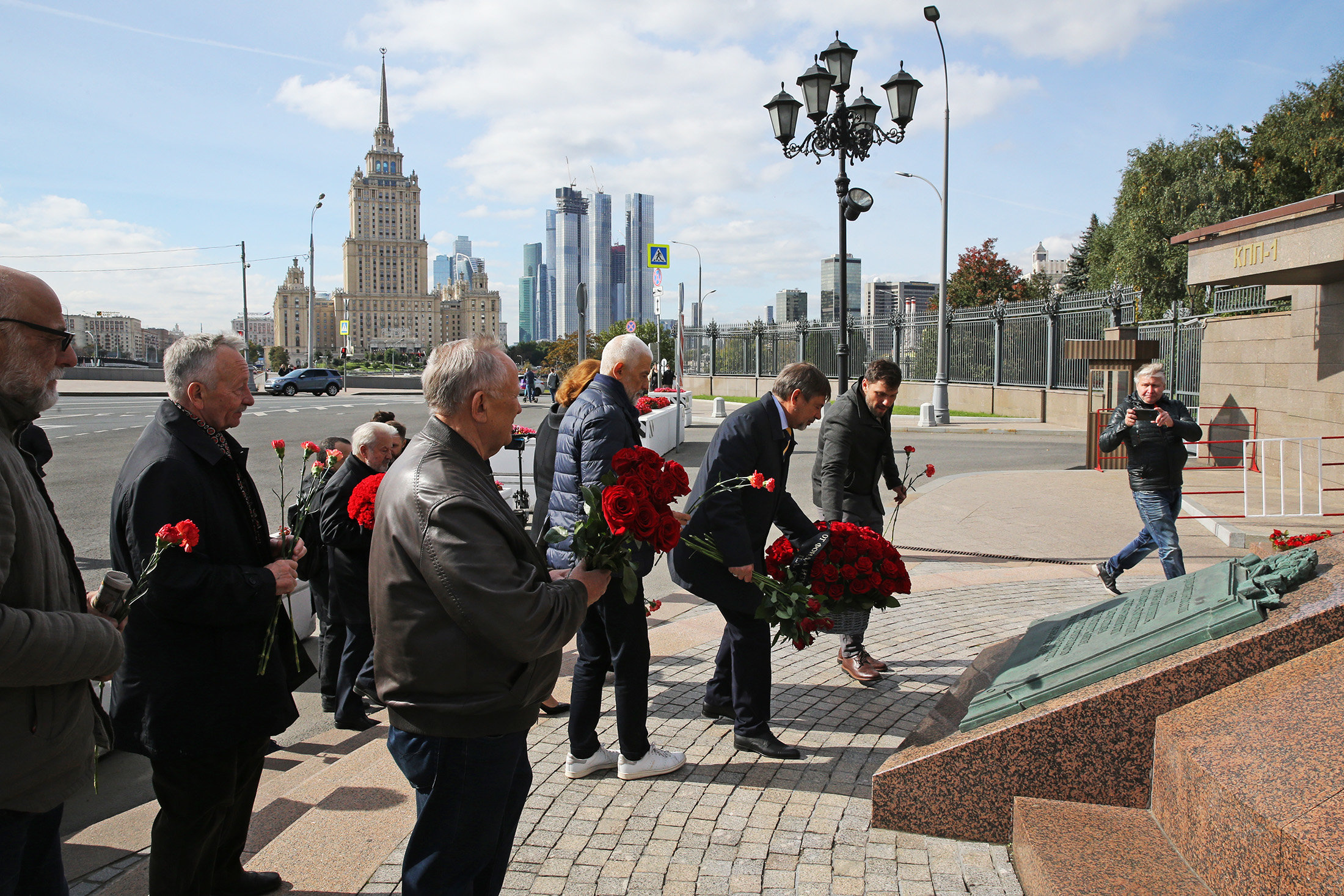 Возложение к памятнику. В Москве возложили цветы. Возложение цветов к памятнику к памятнику Столыпину. Возложение цветов к памятнику Ивана Яковлева. Возложение цветов к памятнику в Североморске.