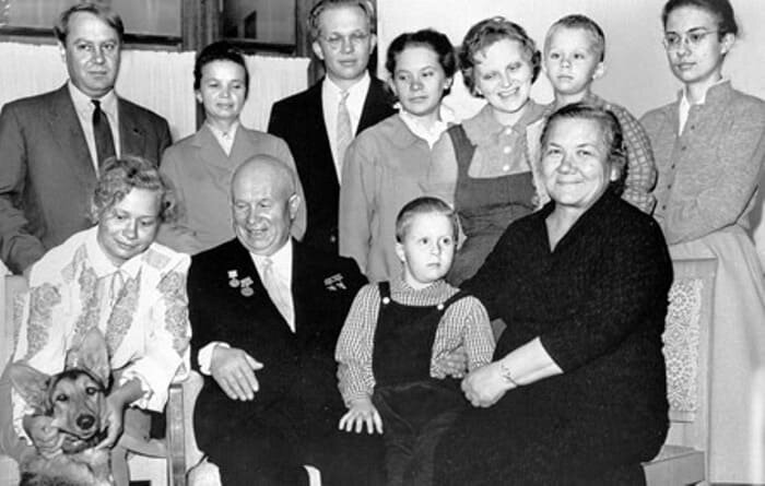 Бедная родственница из СССР. Жена Никиты Хрущева, которая была не так проста, как казалась Бедная родственница из СССР. Жена Никиты Хрущева, которая была не так проста, как казалась