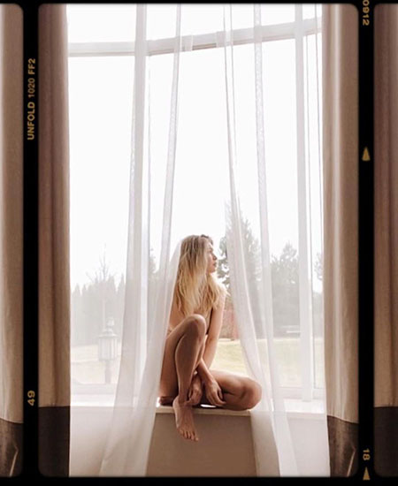 Вера Брежнева снялась полуобнаженной в web-фотосессии Экстерьер