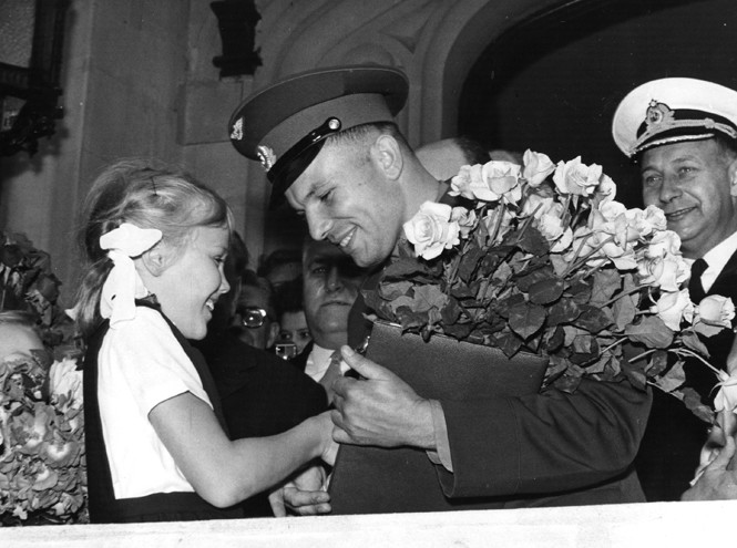 Юрий Гагарин в Великобритании: как советский космонавт покорил Королеву и всех ее подданных Гагагрин,королева Англии Елизавета Вторая,космонавтика,личности