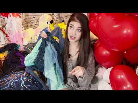 Новое видео на ютуб-канале Алены Косторной: она рассказывает о любимых платьях