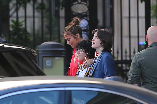Дженнифер Лопес и Бен Аффлек вместе с детьми проводят время в Париже после свадьбы в Лас-Вегасе: фото Звездные пары