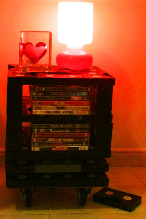 СТОЛИК ИЗ ВИДЕО-КАССЕТ. МАСТЕР-КЛАСС декор,дизайн,дом,жилье,инструмент,интерьер,квартира,мебель,ремонт,текстиль