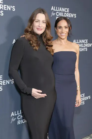 Меган Маркл посетила благотворительный вечер с беременной подругой