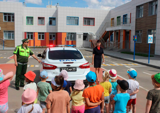 Военнослужащие ВАИ ЦВО провели занятие по безопасности дорожного движения для дошкольников в Кемеровской области