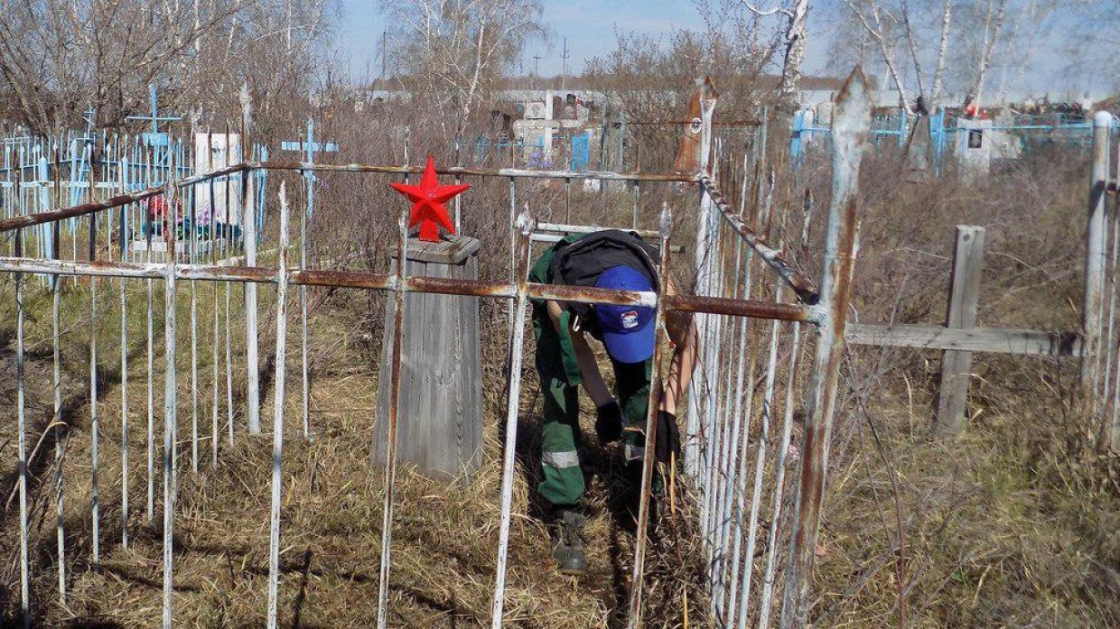 Юрист из Алтайского края своими руками приводит в порядок могилы участников ВОВ