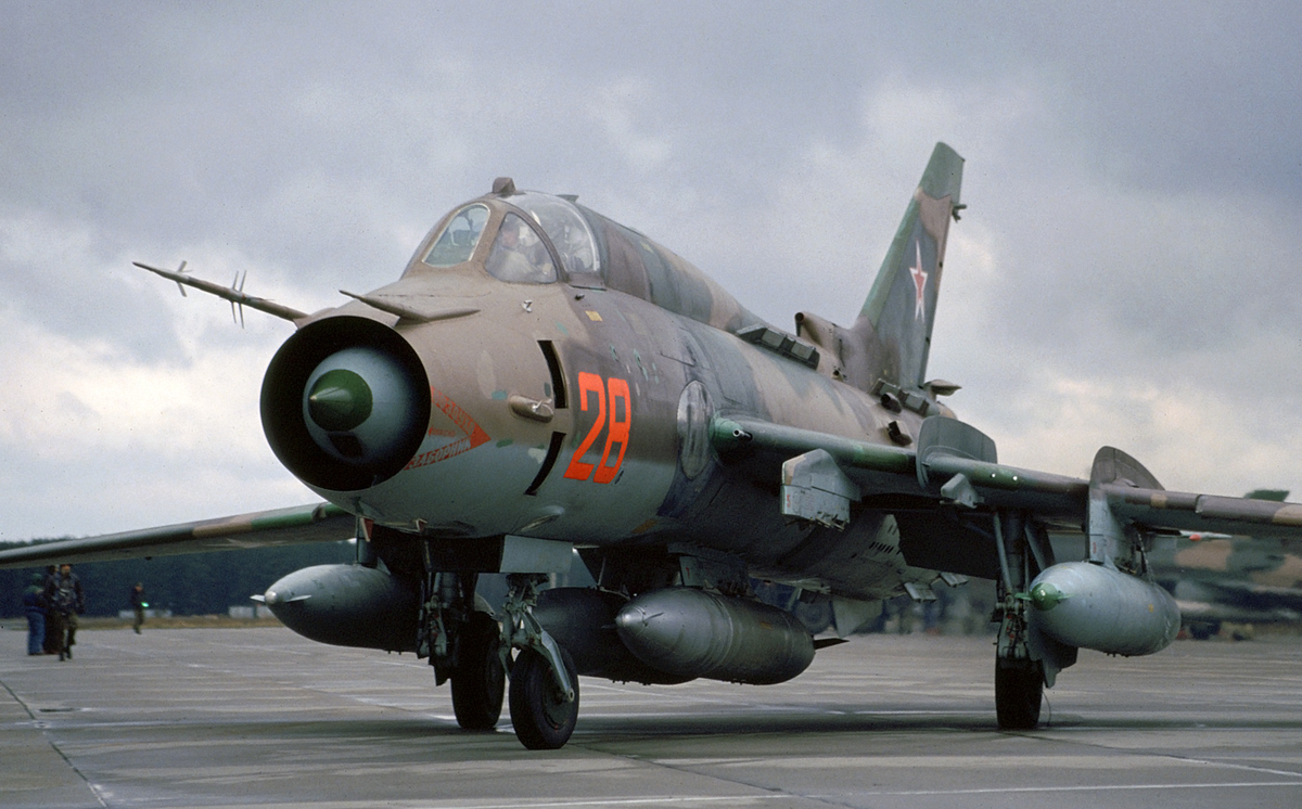 Су-17М4 с четырьмя подвесными топливными баками. 