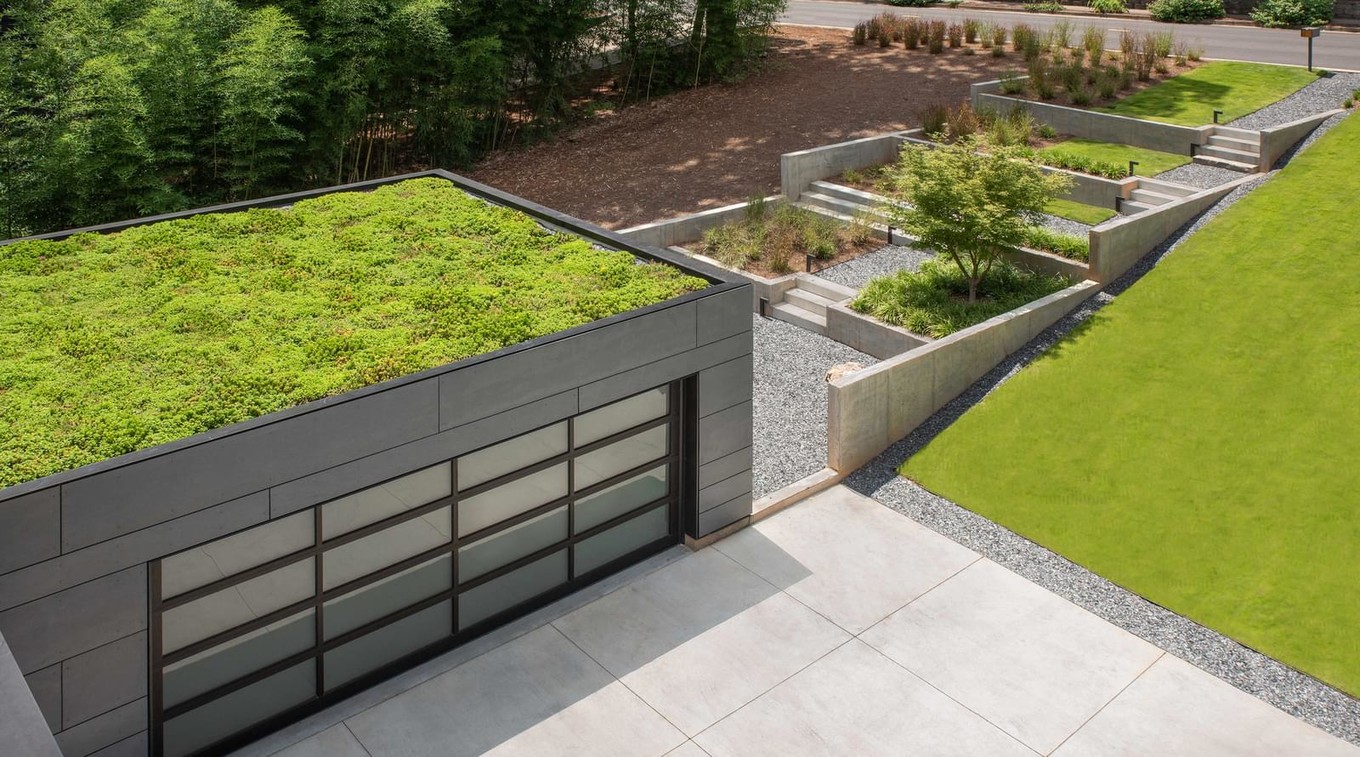 Зелёные крыши и открытые террасы дома в Атланте