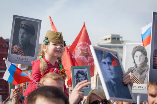 Надо ли идти на шествие "Бессмертного полка" при запрете знамен и портретов полководцев? россия