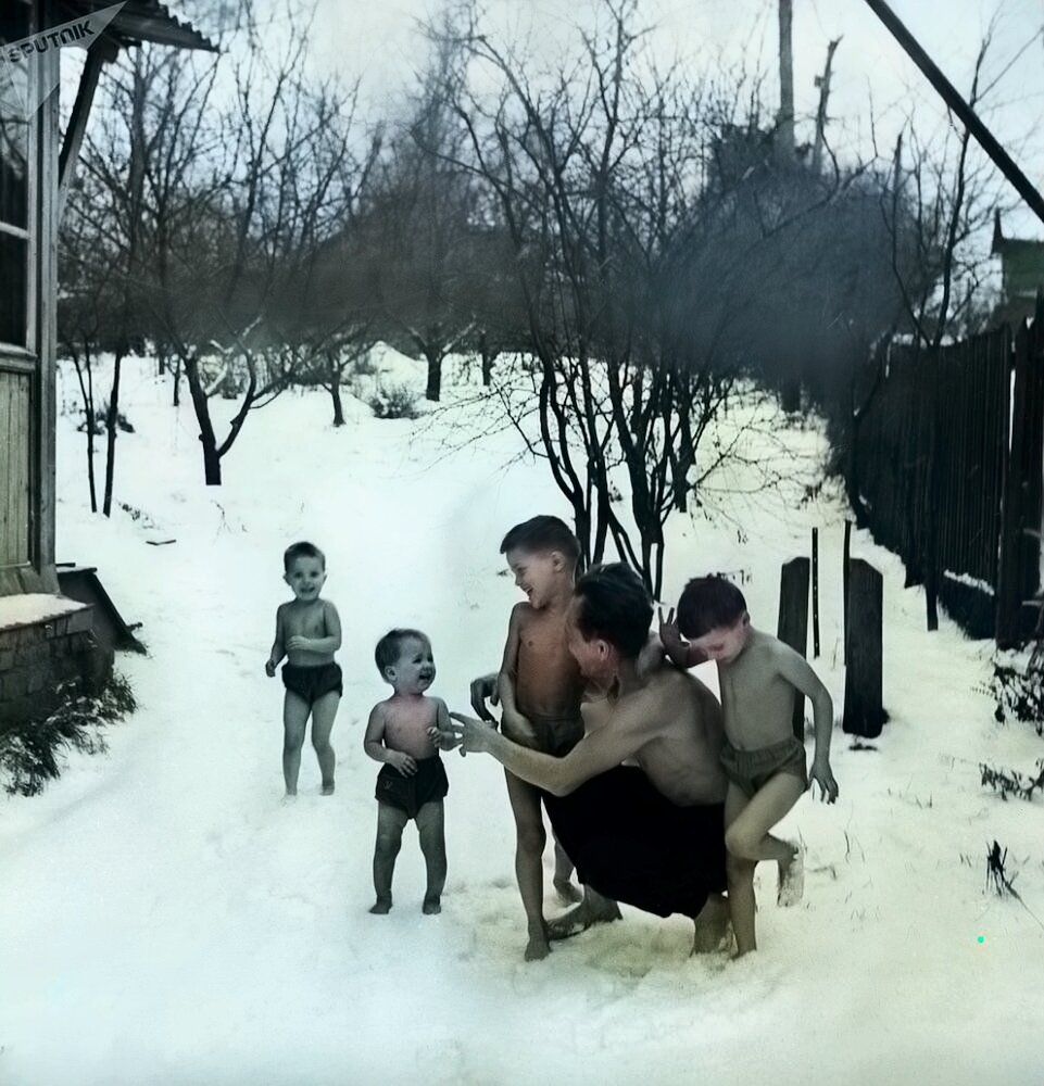 Борис Никитин со своими детьми