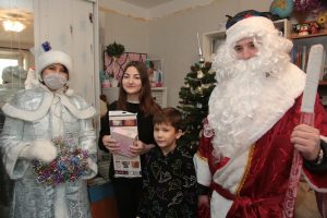 Многодетная семья с дома на Каргопольской получила новогодние подарки