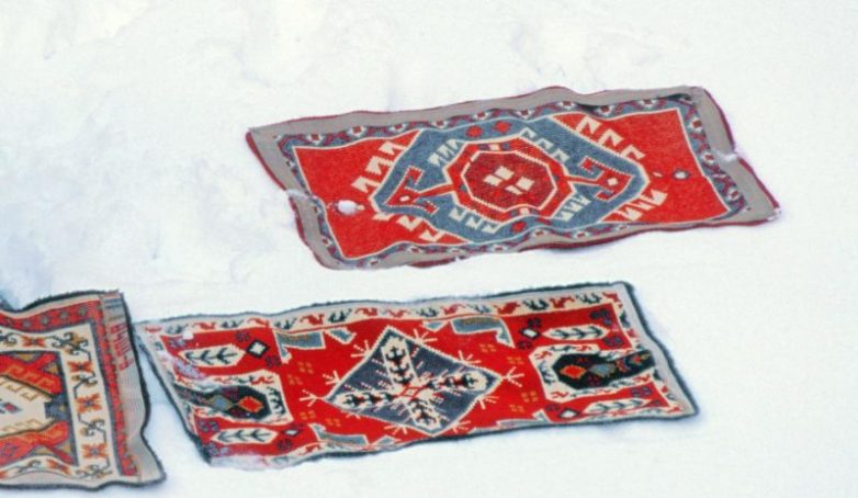 Выбивание ковра на снегу — самый эффективный метод чистки зимой