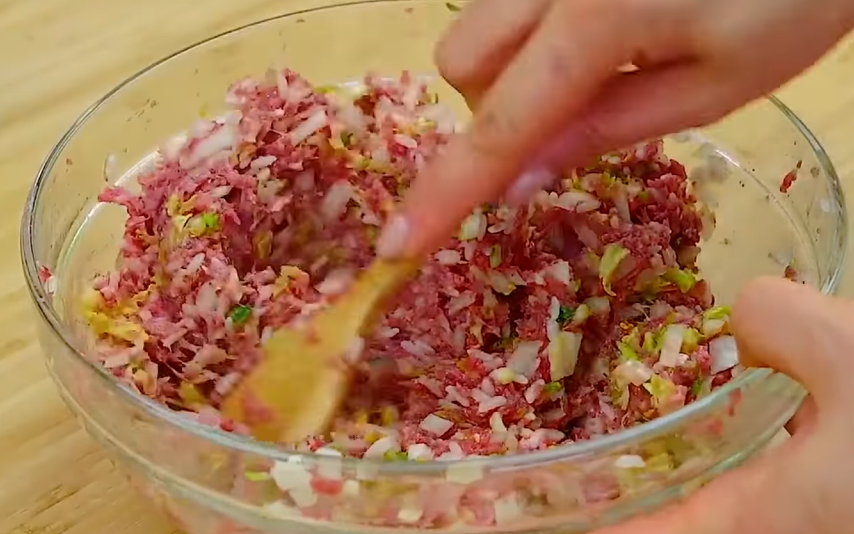 Сметут мгновенно! Вместо котлет готовлю их каждый день! Невероятно вкусно! Сметут мгновенно! Вместо котлет готовлю их каждый день! Невероятно вкусно! голубцы, стакана, пекинской, луковица1, перец, стакан, Ленивые, фарша, вкусуСформируйте, ложка, яйцо1, чайная, столовые, капусты1, чеснокаВыдавить, зубчик, фарша1, котлеты3, панировочных, ложки