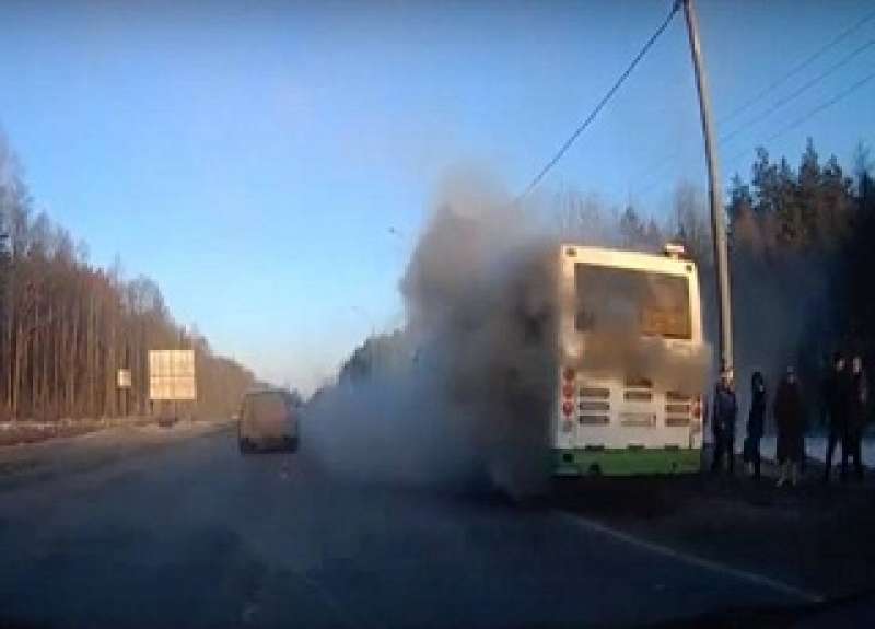 Автобусы брянск белые берега телецентр. Сгорели маршрутки в Брянске. Брянск горит маршрутка. Сгорела автовокзал Брянск-. Белый автобус Брянск.