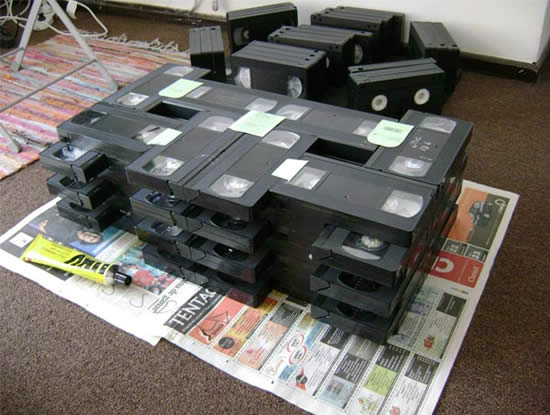 СТОЛИК ИЗ ВИДЕО-КАССЕТ. МАСТЕР-КЛАСС декор,дизайн,дом,жилье,инструмент,интерьер,квартира,мебель,ремонт,текстиль