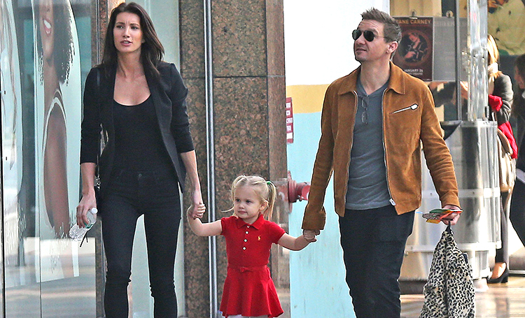 Звезда "Мстителей" Джереми Реннер хочет платить меньше алиментов бывшей жене из-за коронавируса