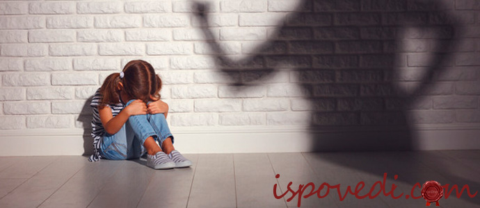 мать кричит на старшую дочь