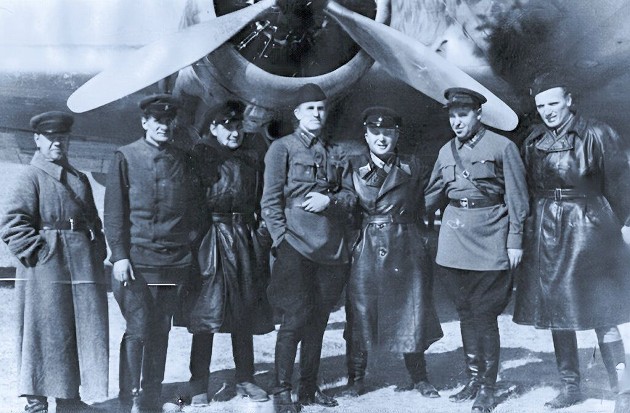 Командир полка А. Е. Голованов (справа). Смоленск, 1941 год.