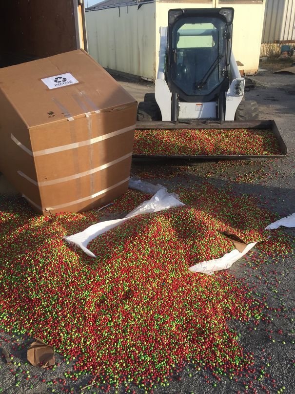 Уронил немного Skittles Уронил немного Skittles забавно, не повезло, неудачи, плохой день, подборка, провал, фейлы, фото