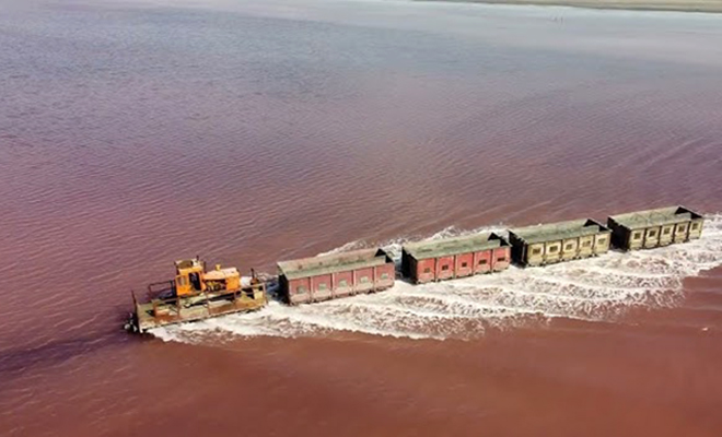 Посреди розового озера в Сибири заметили настоящий поезд: он проходит прямо по воде не сбавляя ход Посреди розового озера в Сибири заметили настоящий поезд: он проходит прямо по воде не сбавляя ход