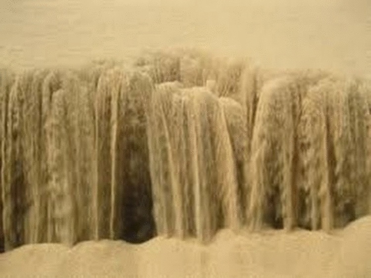 Необычайное явление в Саудовской Аравии: «водопад» из песка Необычайное явление в Саудовской Аравии: «водопад» из песка