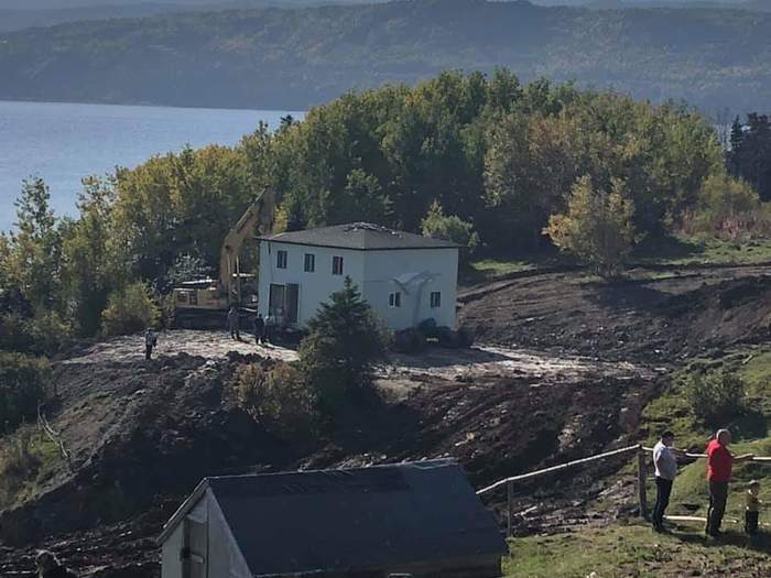 Семейная пара из Канады перевезла 100-летний дом по воде на другой берег архитектура,ремонт и строительство