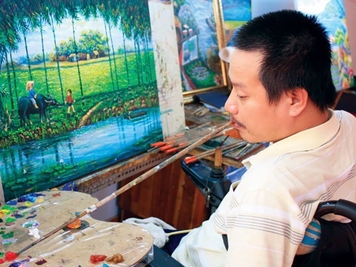 28. Парализованный вьетнамский ветеран инвалид, искусство, люди, мир, скульптор, талант, художник