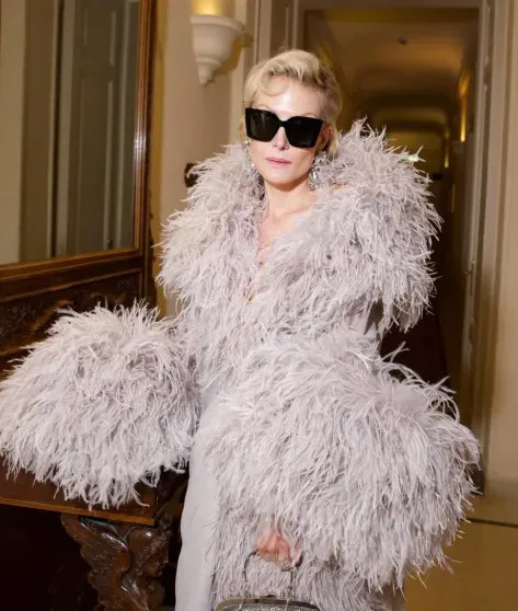 Рената Литвинова в платье с перьями посетила показ Gucci ЛитвиноваРената, Gucci, Литвинова, Рената, своего, показала, посетила, показ, Актриса, кожаной, которую, декольте, блузе, 59летняя, пальто, синем, брошь, позировала, показа, незадолго