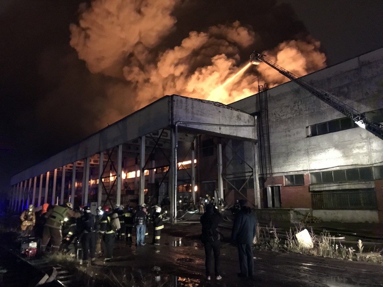 Спасатели смогли остановить распространение огня на складе в Металлострое Происшествия