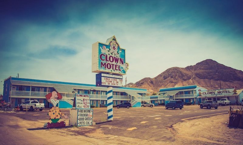 Мотель "Клоун" загадки, интересно, находки, необычно, очевидное-невероятное, пустыня, таинственно, тайны