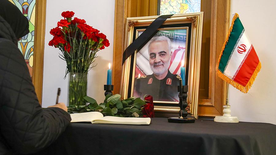 Женщина расписывается в книге соболезнований в посольстве Ирана, где проходят траурные мероприятия в связи с крушением украинского самолета в Тегеране и гибелью генерала Касема Сулеймани