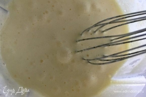 Пока сливки с молоком прогреваются, желтки смешать с сахаром. Я взбиваю всегда миксером до посветления массы и увеличения ее в объеме. Пока сливки с молоком прогреваются, желтки смешать с сахаром. Я взбиваю всегда миксером до посветления массы и увеличения ее в объеме.