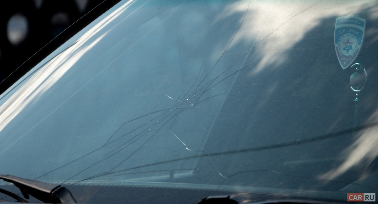Что обязательно нужно сделать, когда камень оставил скол на лобовом стекле?