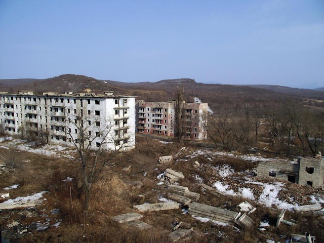 Как живет единственный житель заброшенного военного городка (16 фото)