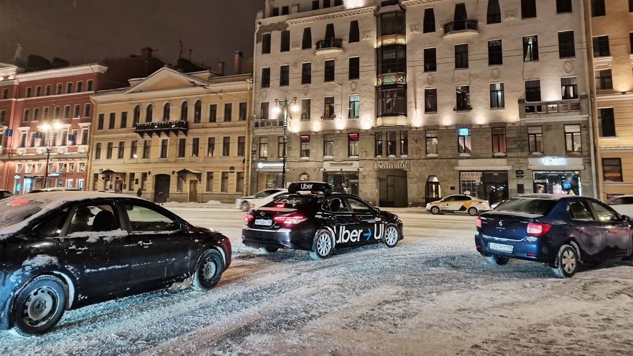 «Сработали две вещи»: водитель из Петербурга рассказал о трудностях в первые дни зимы