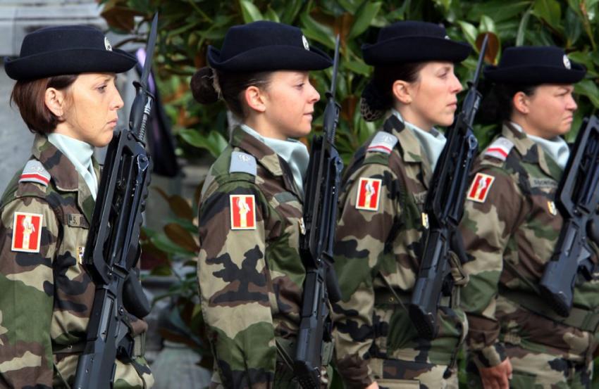 Подразделения женщина. Женщины в армии Франции. Французские девушки военные. Девушки во французской армии. Французская женская Военная форма.