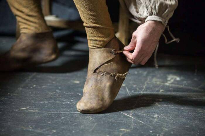 Простые люди не могли себе позволить носить пулены, ведь работать в поле или возле скота в подобных ботинках было невозможно / Фото: etsy.com Простые люди не могли себе позволить носить пулены, ведь работать в поле или возле скота в подобных ботинках было невозможно / Фото: etsy.com
