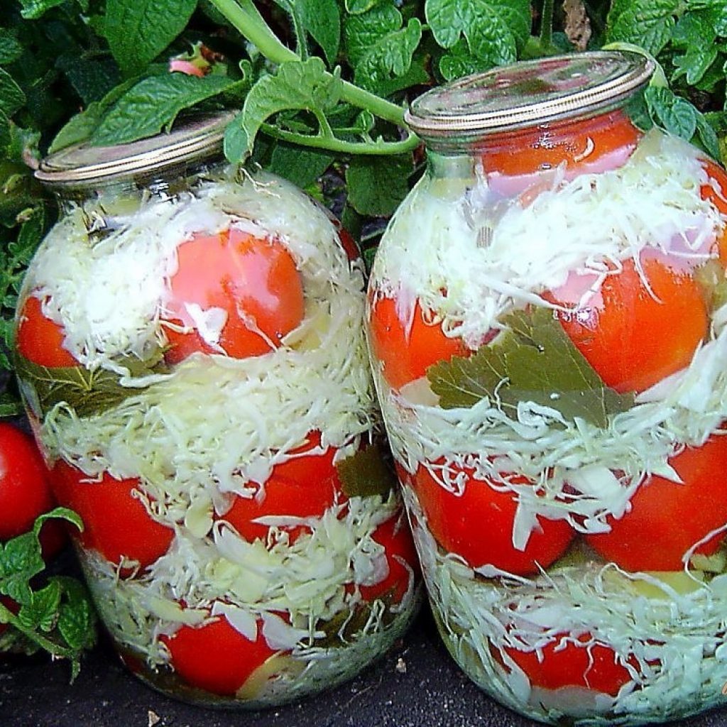 Самый простой рецепт помидор. Помидоры с капустой. Помидоры на зиму. Капуста с помидорами на зиму. Оригинальные заготовки на зиму.