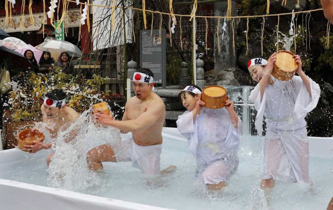 Япония купаться. Традиционное купание. Купальни в Японии. Купальни японцев традиционные. Семейные купания Япония.