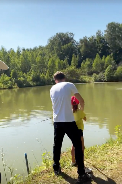 Деревня под Пензой и рыбалка: Ляйсан Утяшева опубликовала редкие семейные кадры с мужем Павлом Волей и детьми Звездные пары