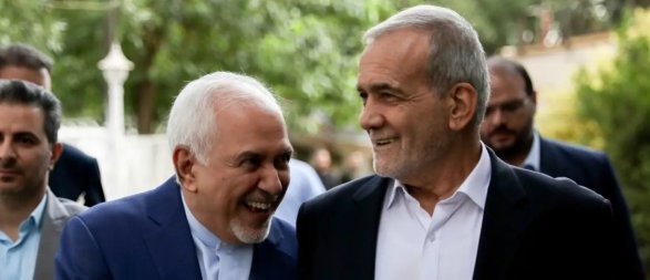 Джавад Зариф и Масуд Пезешкиан радуются победе на выборах