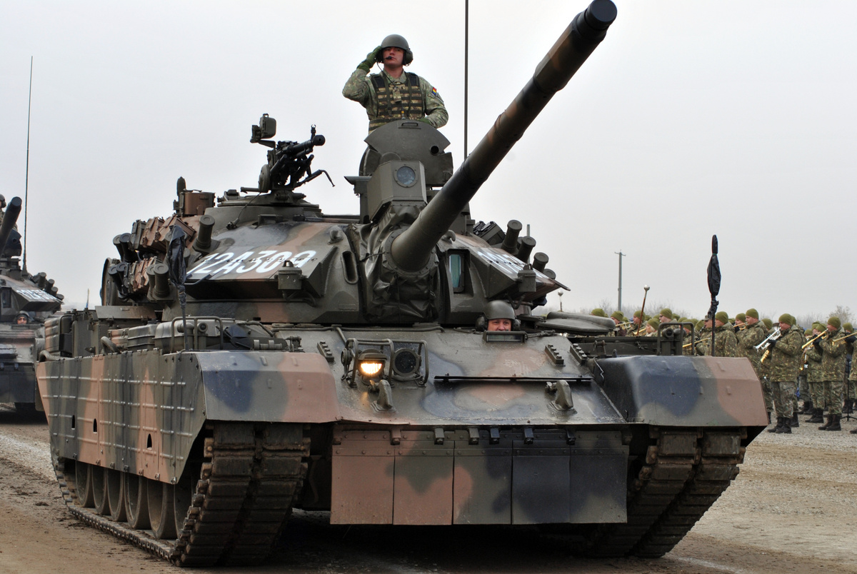 Модернизированный танк TR-85M1 "Bizonul". Видны модули накладной разнесённой брони на лобовой части башни и новый тепловизионный прицел MATIS над орудием