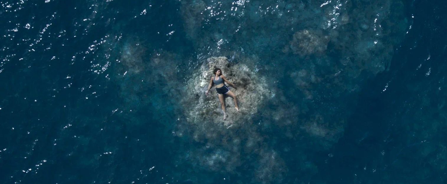Девушка спасается от акулы в отрывке из фильма «Челюсти. Кровавый риф»