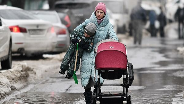 Москвичей в пятницу ожидает облачная погода, снег и до минус трех