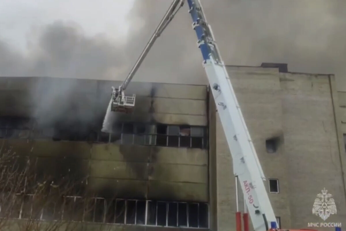 МЧС РФ: пожарные ликвидировали открытое горение на складе в Новосибирске