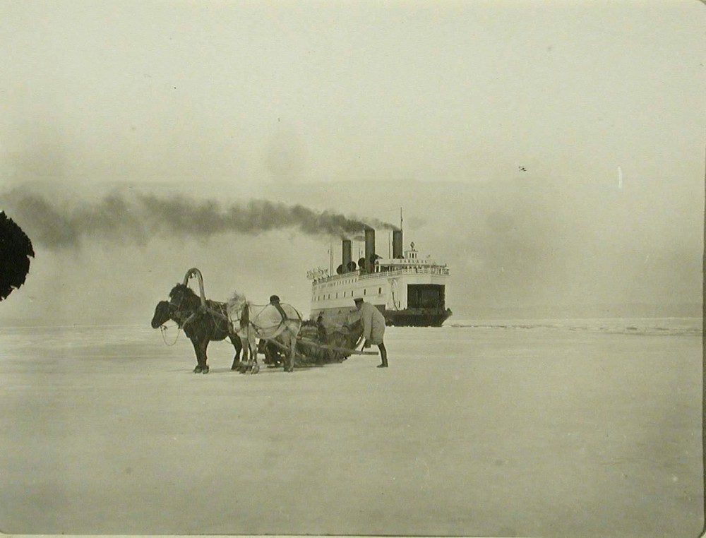 1905 год. Ледокол Байкал пробивает лед.