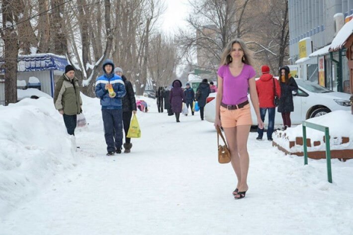 Снегурочка из Тольятти: девушка круглый год ходит в коротких шортах