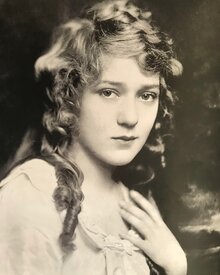 Кино-миллионеры: самые хорошо зарабатывающие актеры Голливуда и России Кино-миллионеры: самые хорошо зарабатывающие актеры Голливуда и России Звезды