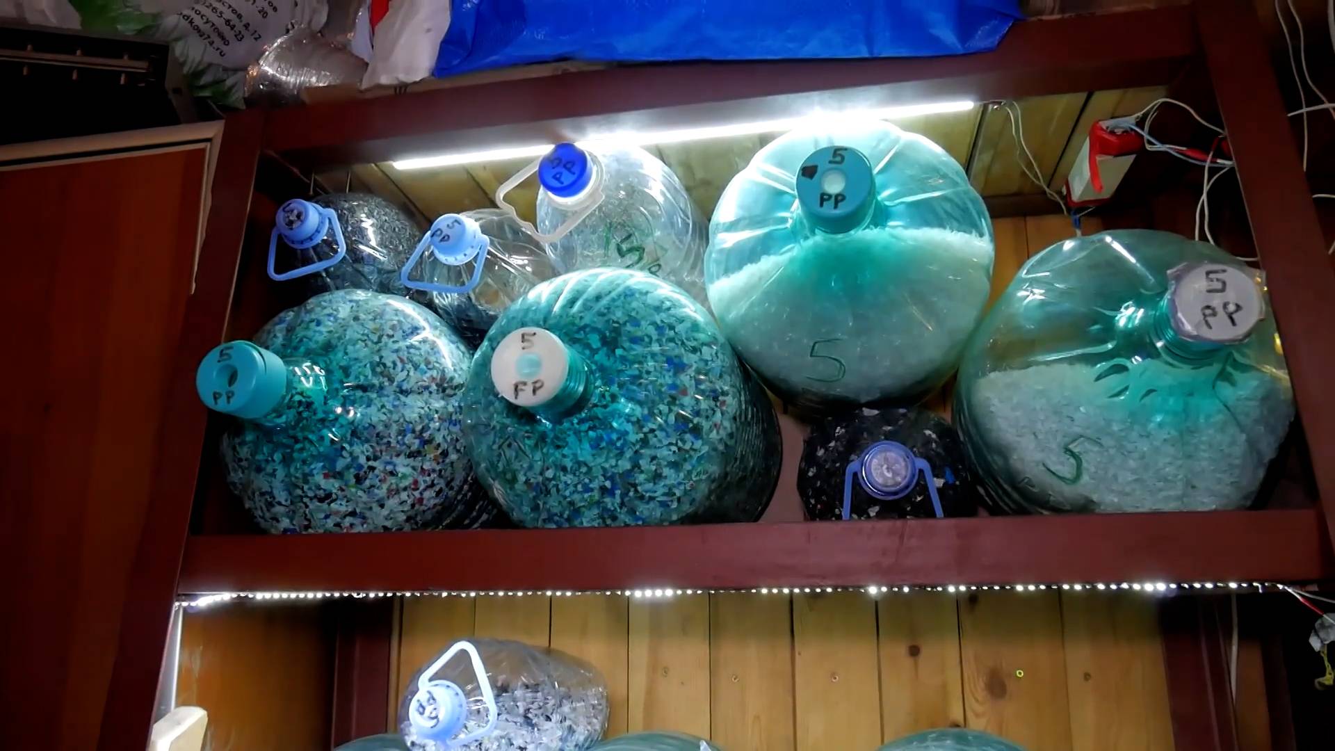 Энтузиасты из Челябинска создают из пластикового мусора аксессуары и дорожную плитку